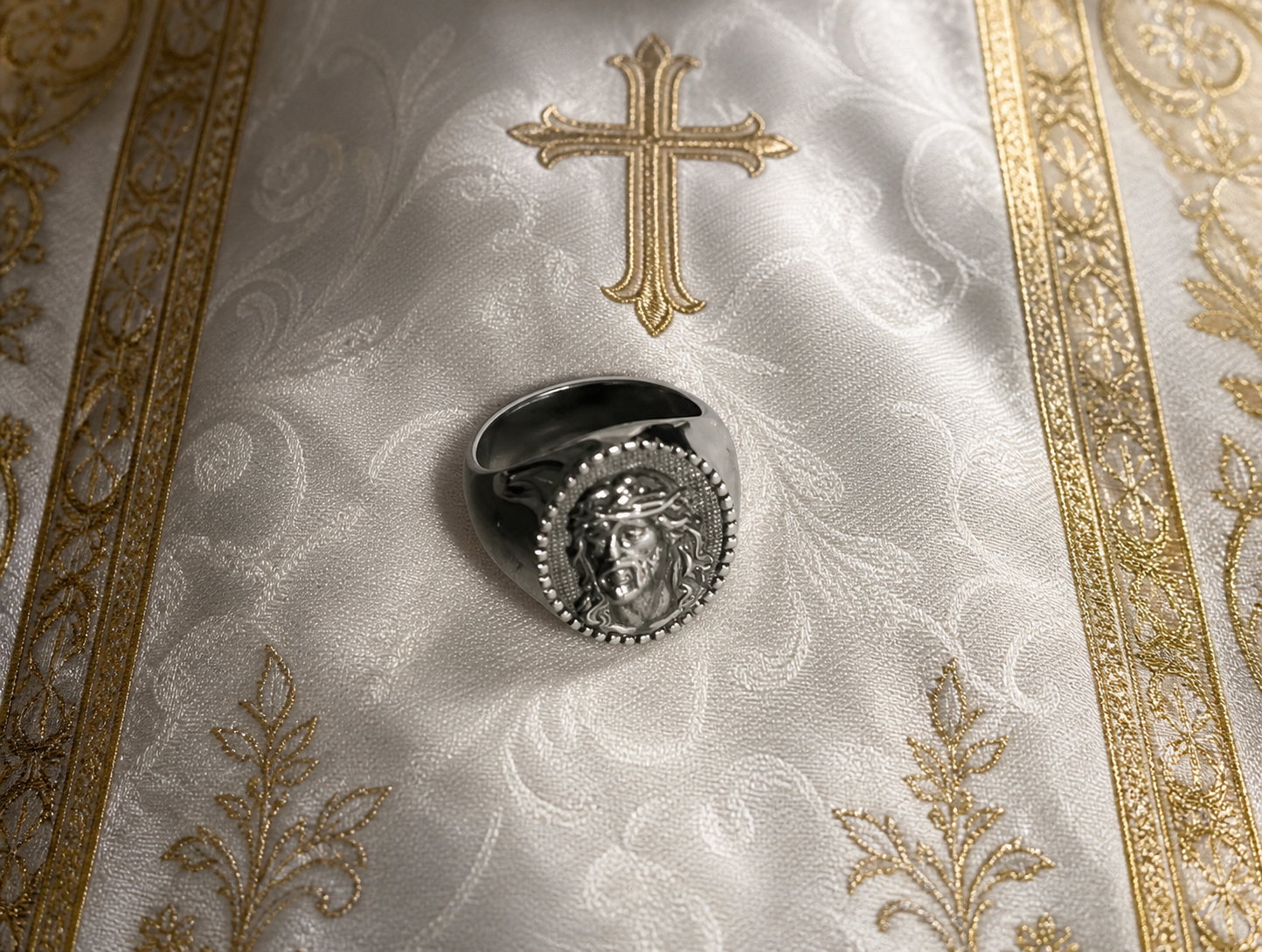 Chevalière "Passio" – Le Sacrifice de l'Invaincu