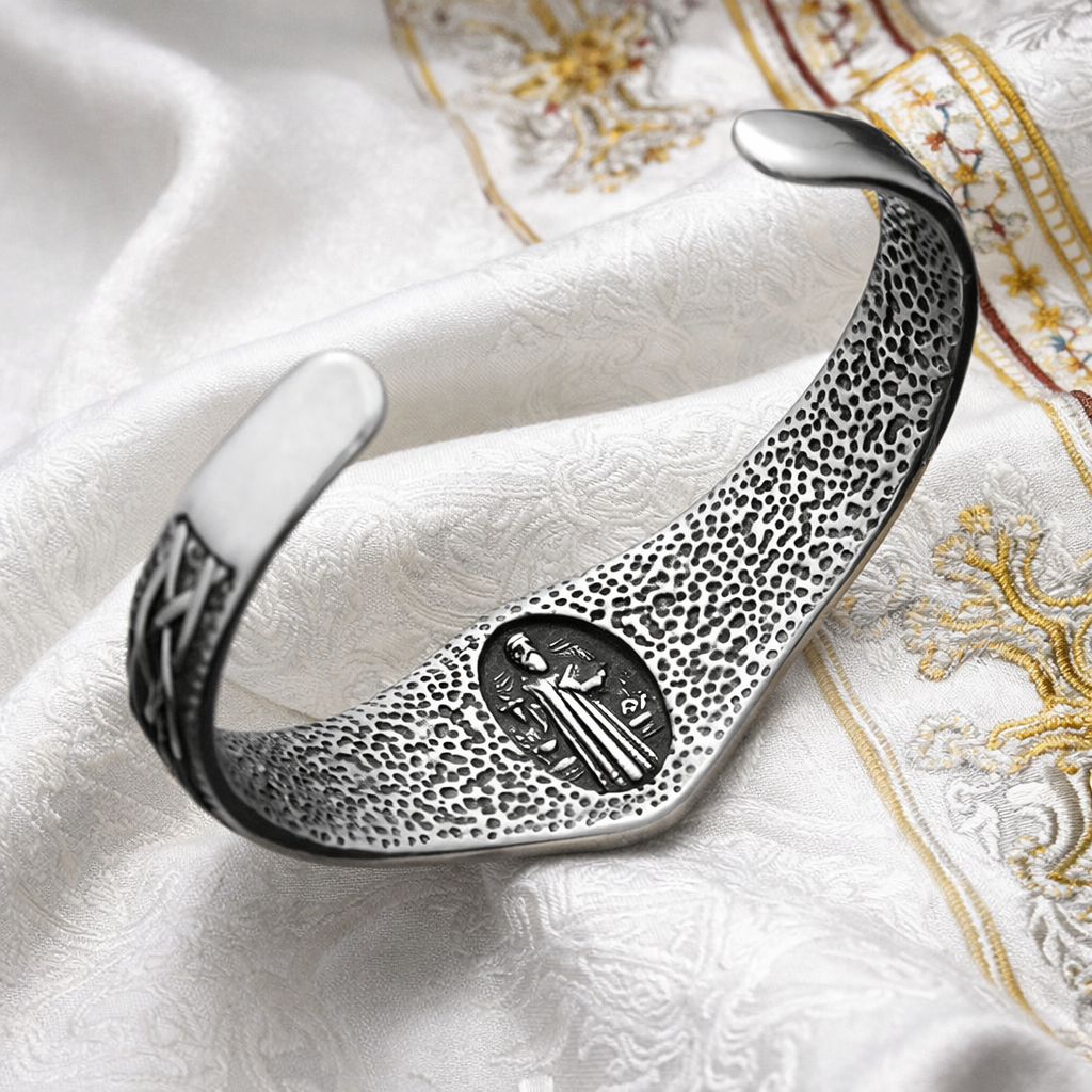Bracelet Manchette "Benedictio" – La Croix de Saint Benoît