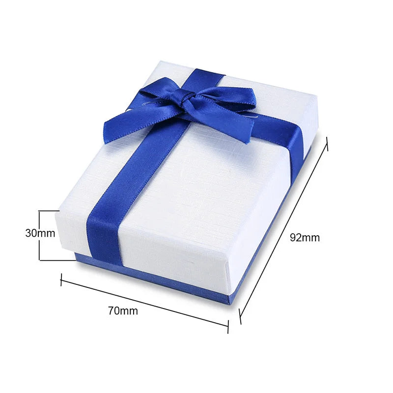 Écrin blanc à ruban bleu pour collier