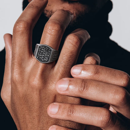 Chevalière Noctis – Structure & Éclat en contraste