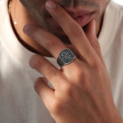 Chevalière Noctis – Structure & Éclat en contraste