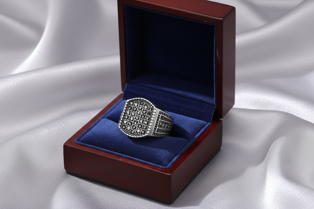 Chevalière Noctis – Structure & Éclat en contraste